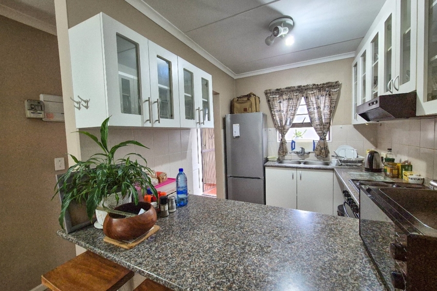 2 Bedroom Property for Sale in Vredekloof East Western Cape